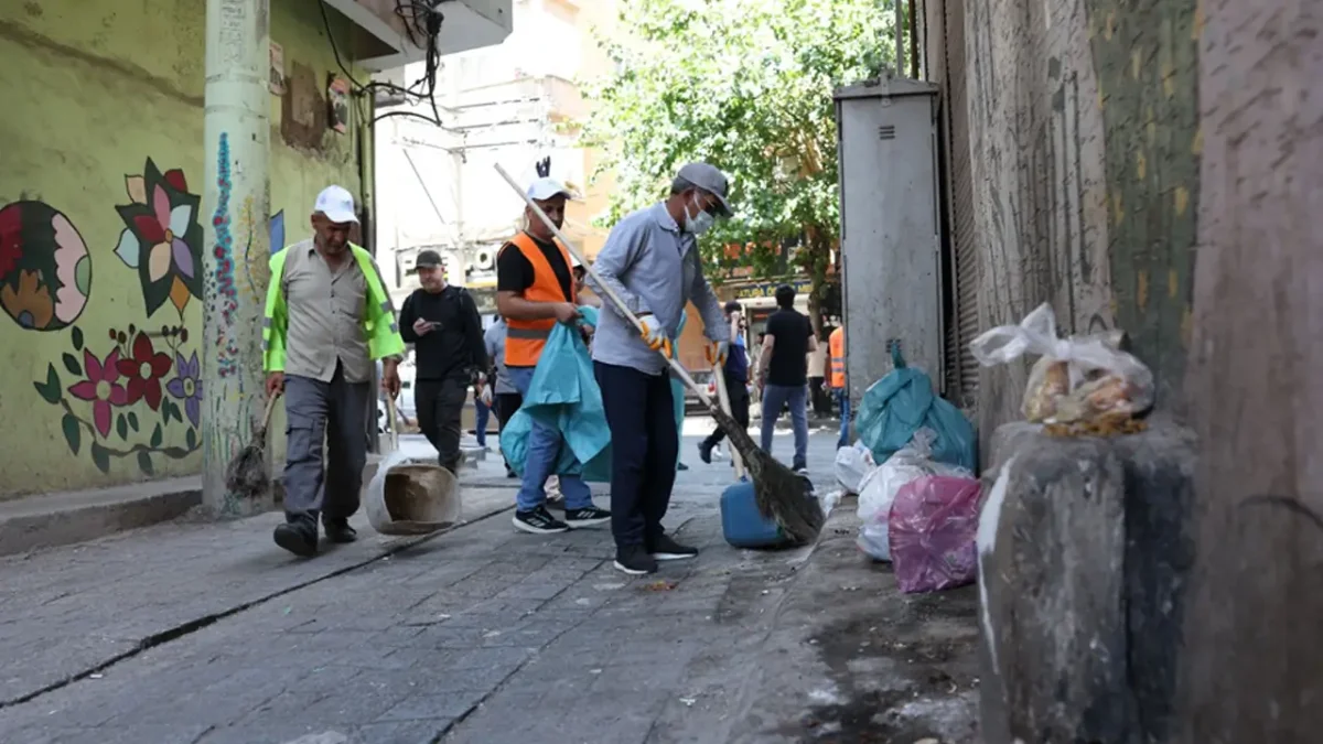 Li Amedê hevşaredar ji bo paqijiyê derketin kolanan