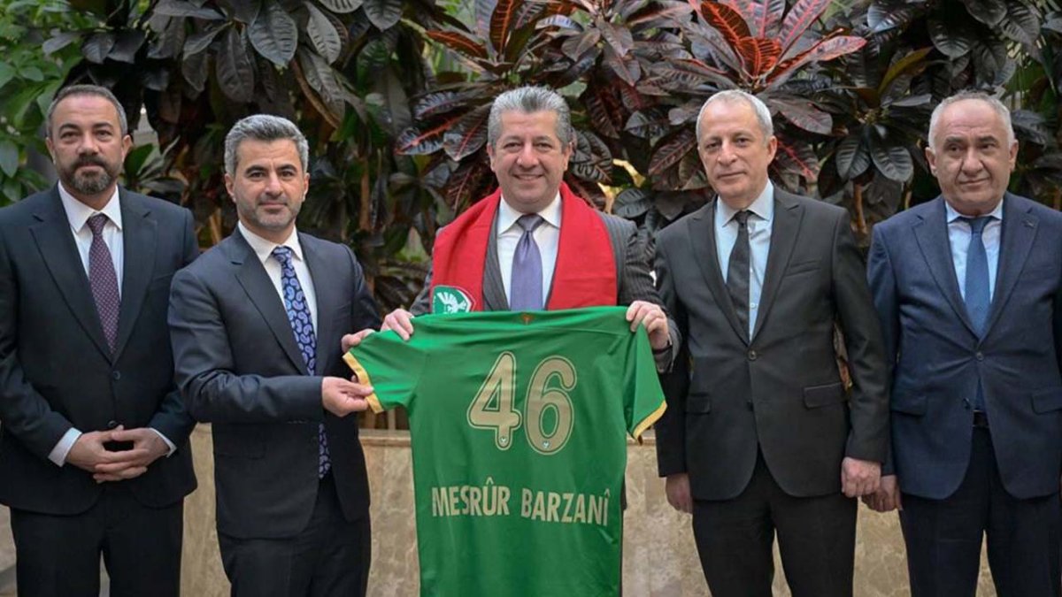 Nahit Eren formaya Amedsporê diyarî Barzanî kir