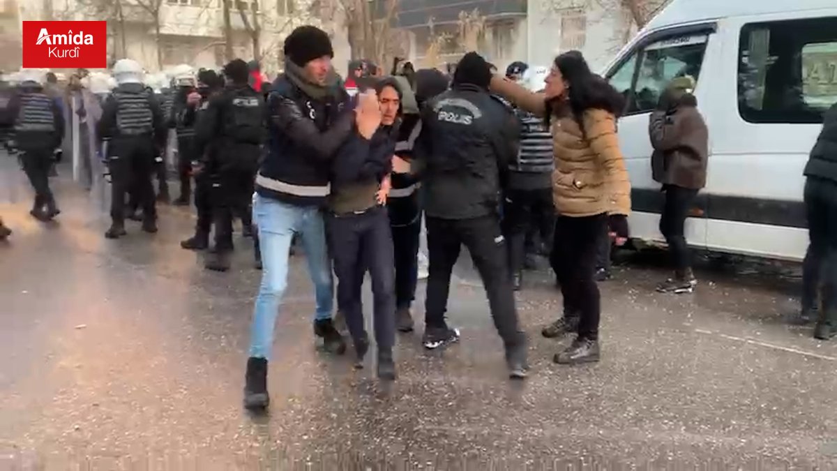 Polîsan mudaxeleyî meşa Amedê kir