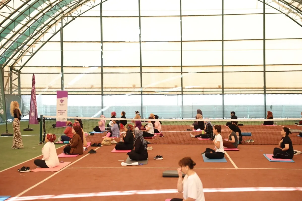 Amed de cinîyî Yoga kenê